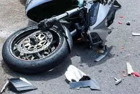 Motociclist de 39 de ani OMORÂT de un consătean care nu a acordat prioritate. Femeia de pe motocicletă, INTERNATĂ DE URGENȚĂ