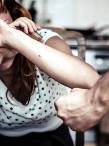 AGRESIUNE BRUTALĂ: Femeie de 66 de ani, terorizată și bătută cu cruzime – Victima, transportată de urgență la spital