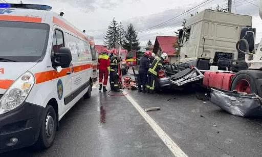 🚨 TRAGEDIE PE DN7! Trei vieți sfâșiate într-o clipă – Ce s-a întâmplat la ieșirea din Pasajul Bascov?
