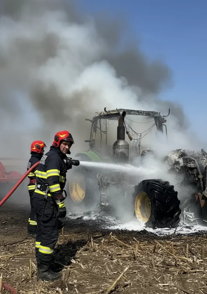 Incendiu la tractor în satul Lazuri: intervenție rapidă a pompierilor evită o tragedie!