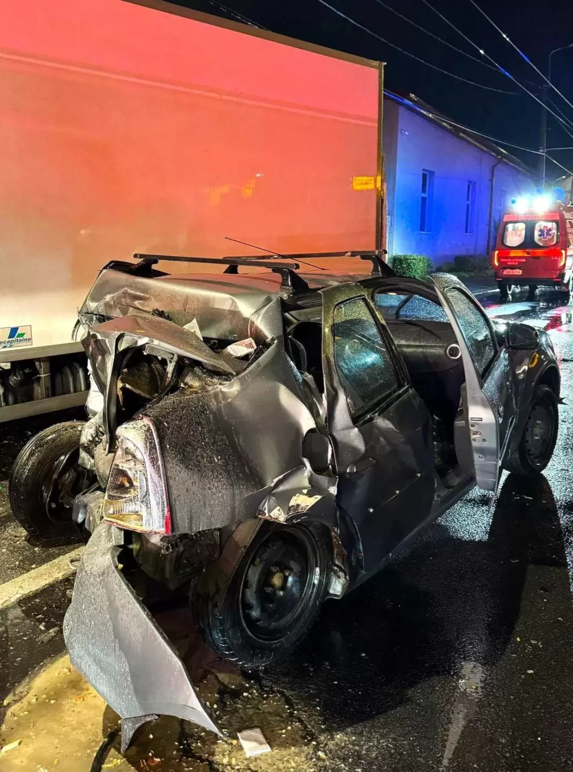 Bărbat Scos din Mașina Complet Distrusă După o Coliziune Devastatoare