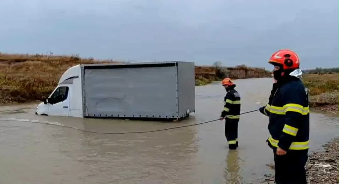 Imagini șocante! Autoutilitară în pericol să fie luată de viitură – șofer salvat în ultimul moment