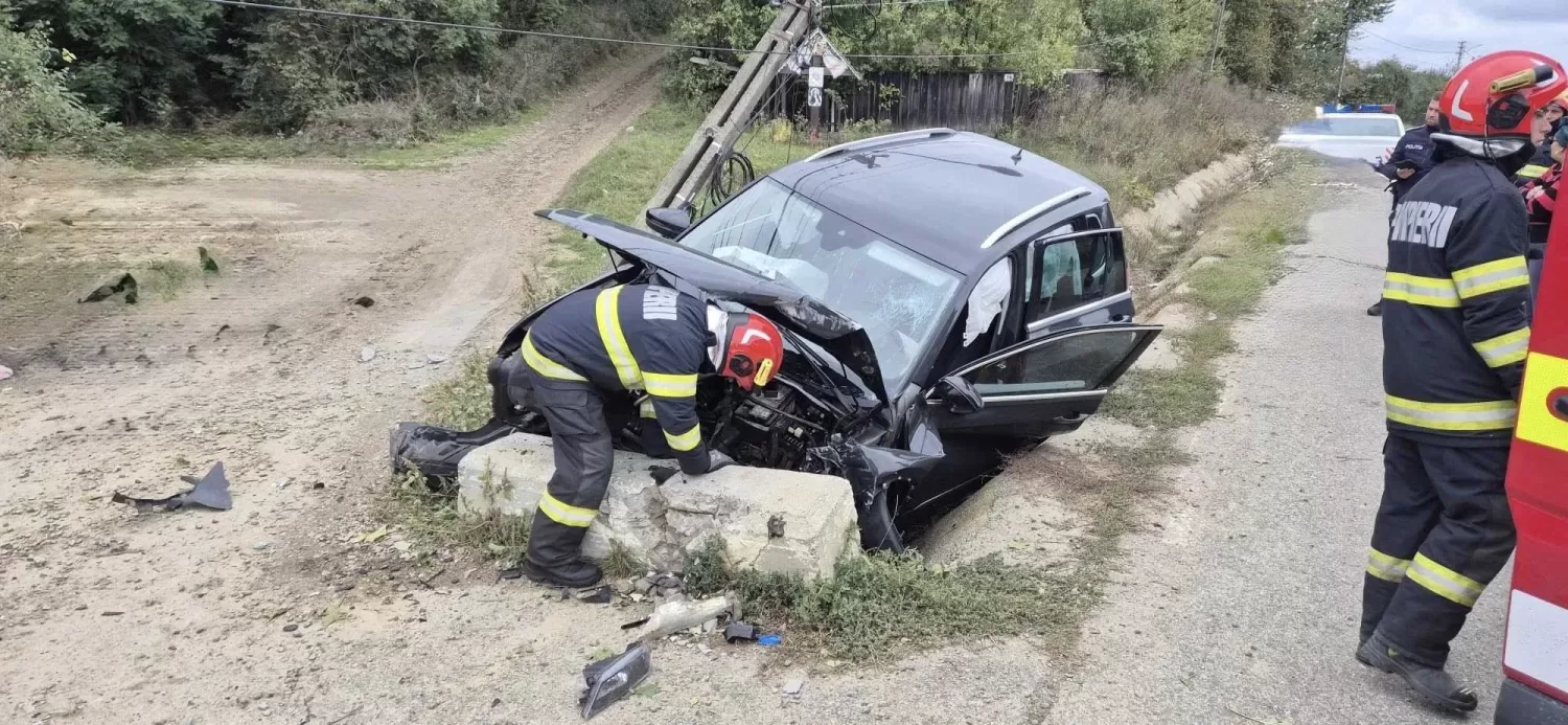 🚨 Impact devastator: Mașină zdrobită între un stâlp și un cap de pod, șoferul dus de urgență la spital