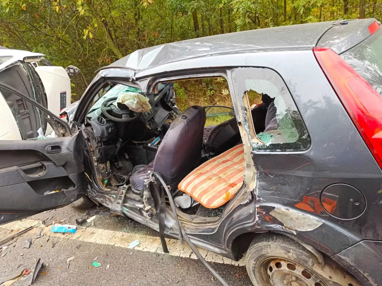 Tragedie evitată la limită! Coliziune devastatoare pe DN 24 – patru răniți, trei blocați în fiarele contorsionate