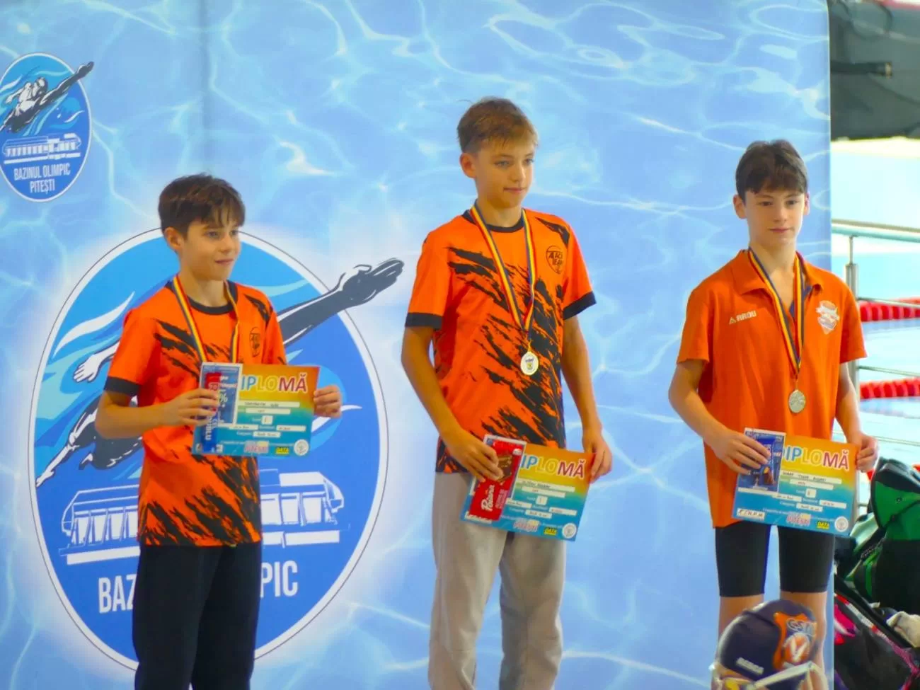 🌟💪 PERFORMANȚĂ SENZAȚIONALĂ! Doi puștani de 9 și 12 ani din Târgoviște au făcut SPECTACOL la bazin! Medalii pe bandă rulantă! 🏊‍♂️🥈🥇