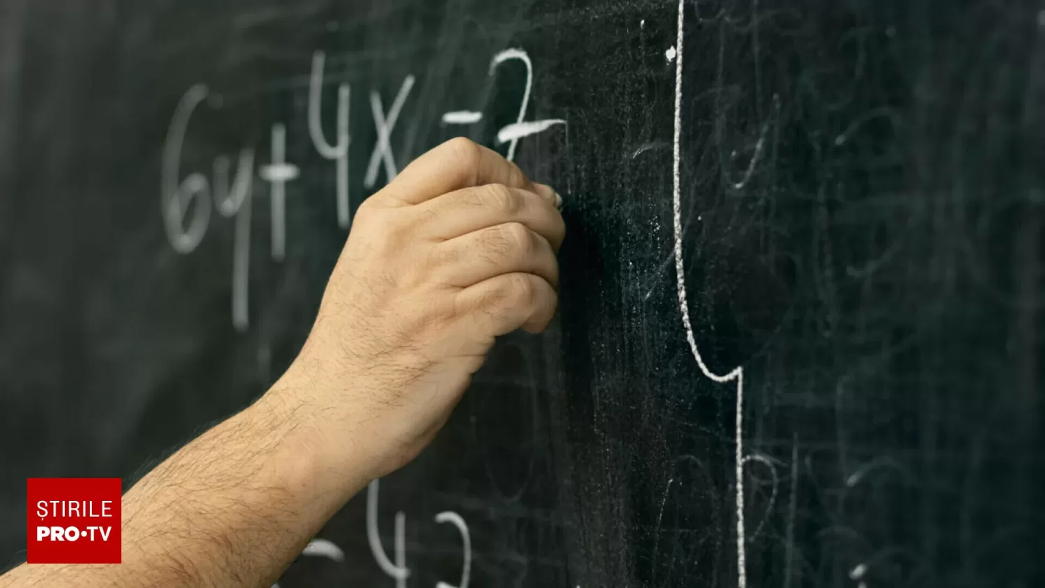 Profesorul lovit în sala de clasă: elev de 15 ani reținut după agresiune brutală