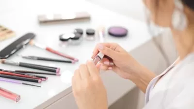 Greșelile de machiaj care te îmbătrânesc în loc să te întinerească