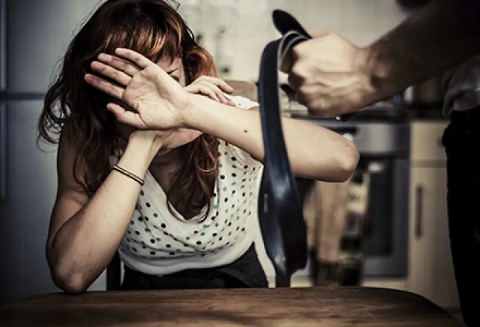 😢💔 HORROR! Fostul soț o lovește cu un obiect dur în CAP! Când fiica a încercat să o apere, a bătut-o și pe ea! 😡🚨