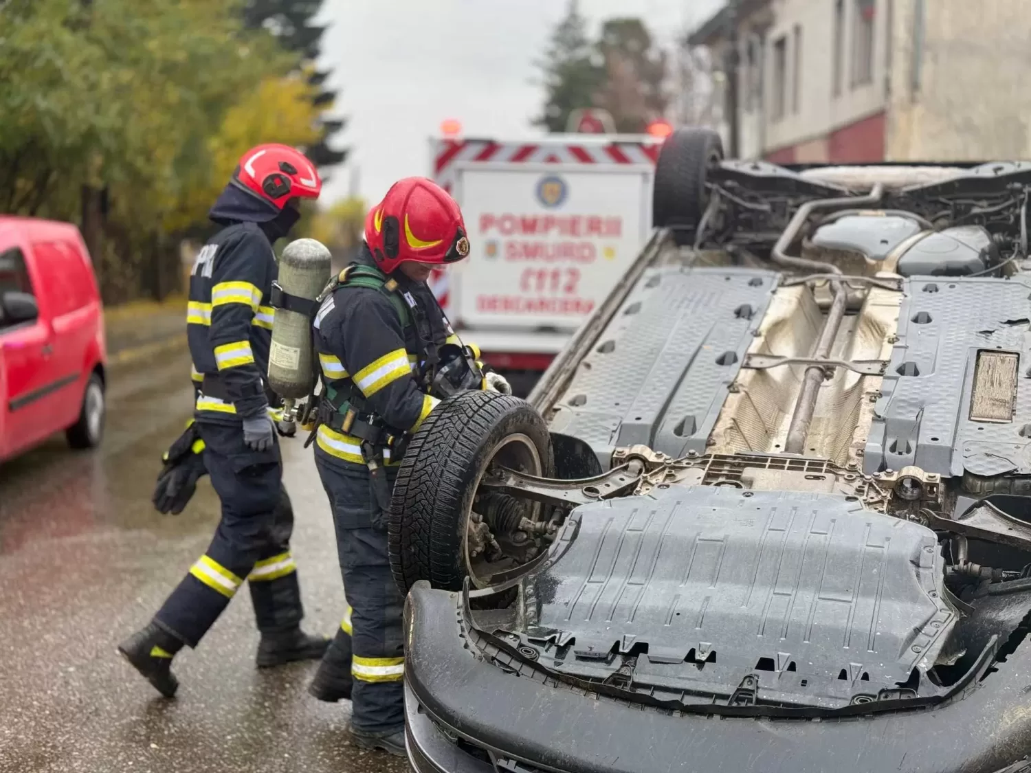 😱🚗 ACCIDENT SPECTACULOS! Mașina s-a RĂSTURNAT după ce a lovit un buldoexcavator parcat – Șoferul a REFUZAT spitalul! 🚑💥
