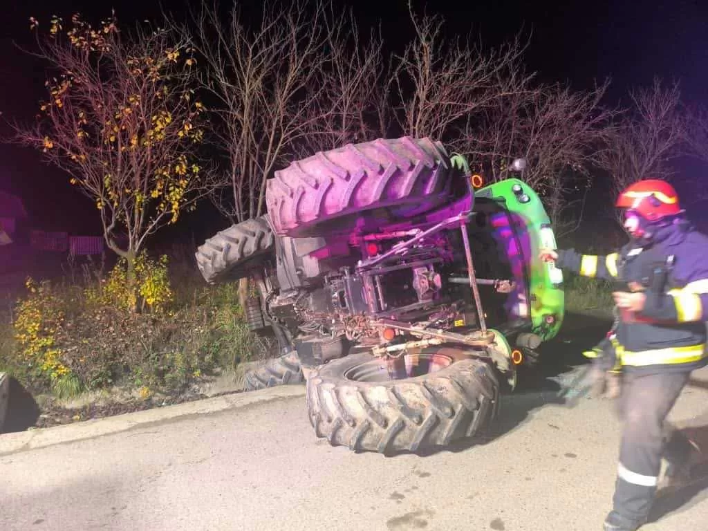 MIRACOL în Botoșani! 💔 Trei bărbați au scăpat cu viață după ce tractorul s-a răsturnat într-un șanț! 😱🙏