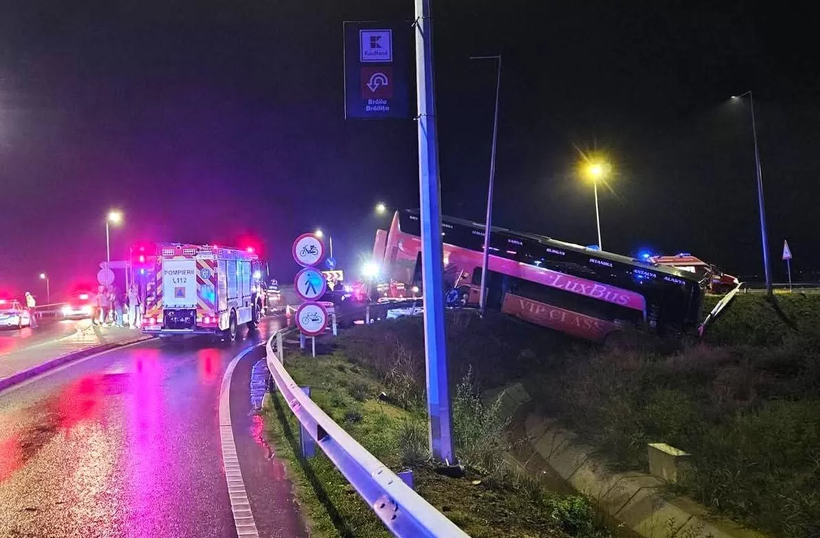 Autobuz cu 24 de pasageri RĂSTURNAT pe șosea – Plan Roșu activat de urgență! 😱🚑