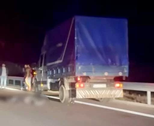 TRAGEDIE PE ȘOSEA! Bărbat de 40 de ani, UCIS în timp ce încerca să repare mașina avariată! 😢🚗