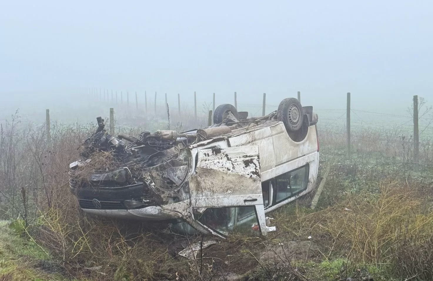 TRAGEDIE pe DN3! Microbuz plin cu pasageri RĂSTURNAT în afara drumului! 5 VICTIME duse de URGENȚĂ la spital! 💔🚑