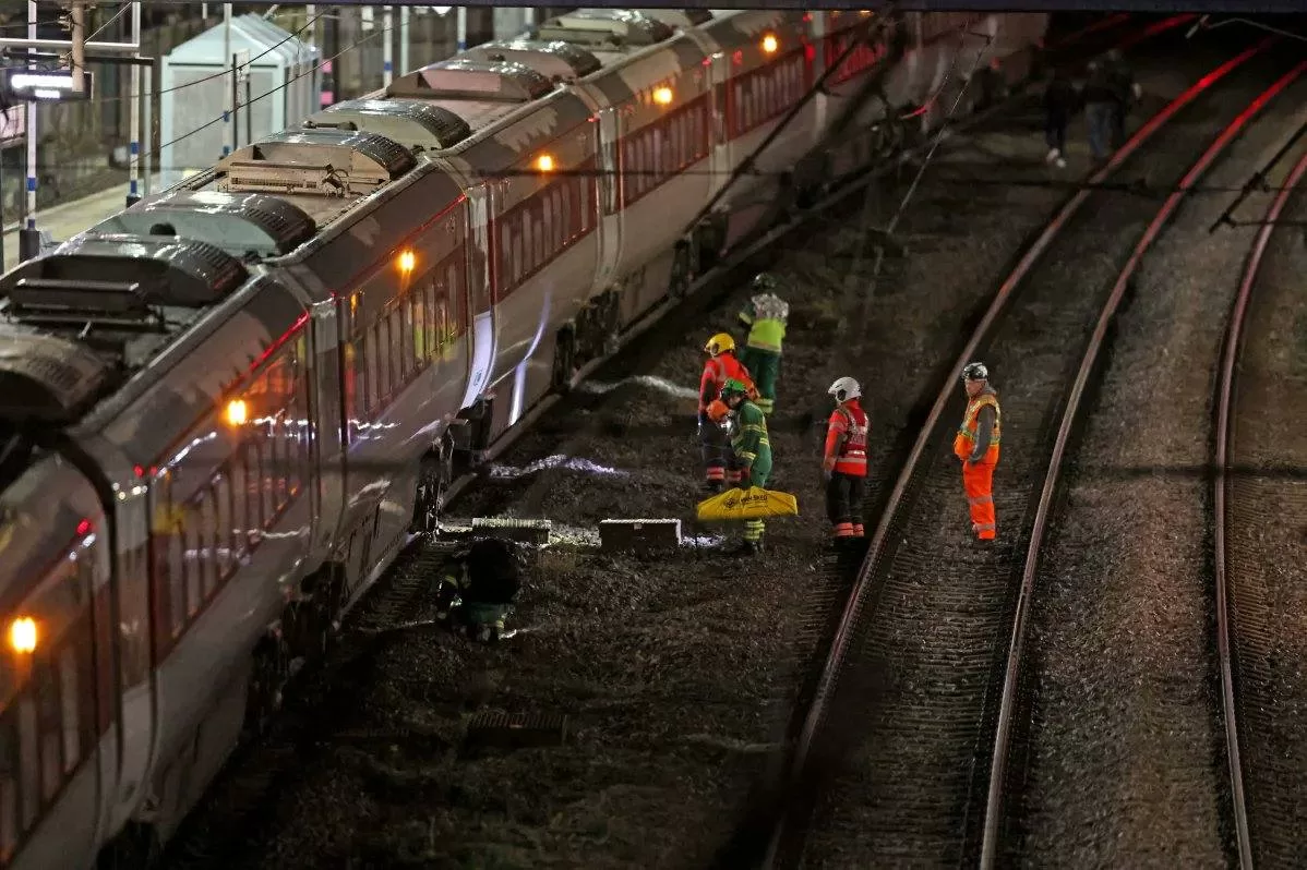ATAC ȘOCANT în tren! 10 persoane înjunghiate pe ruta spre Londra 🔪