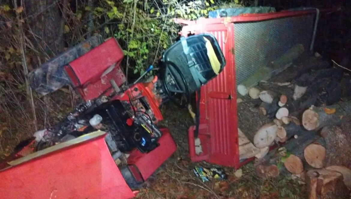 ACCIDENT ÎNGROZITOR! Tractor încărcat cu lemne RĂSTURNAT 😱💔