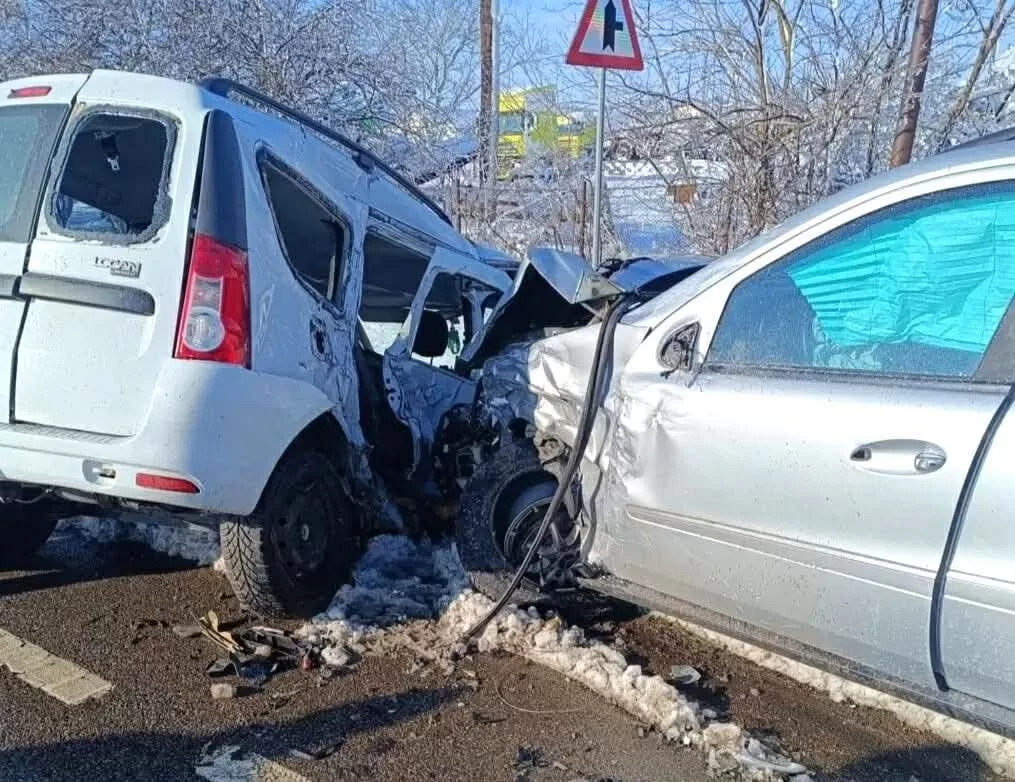 💔🚗 TRAGEDIE pe șosea! O femeie de 30 de ani a MURIT pe loc după un accident VIOLENT cu mașini pe contrasens! 😢🕯️