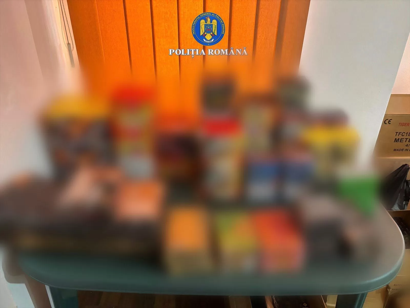Arest în Târgoviște: Polițiștii au descoperit o tonă de articole pirotehnice ilegale!