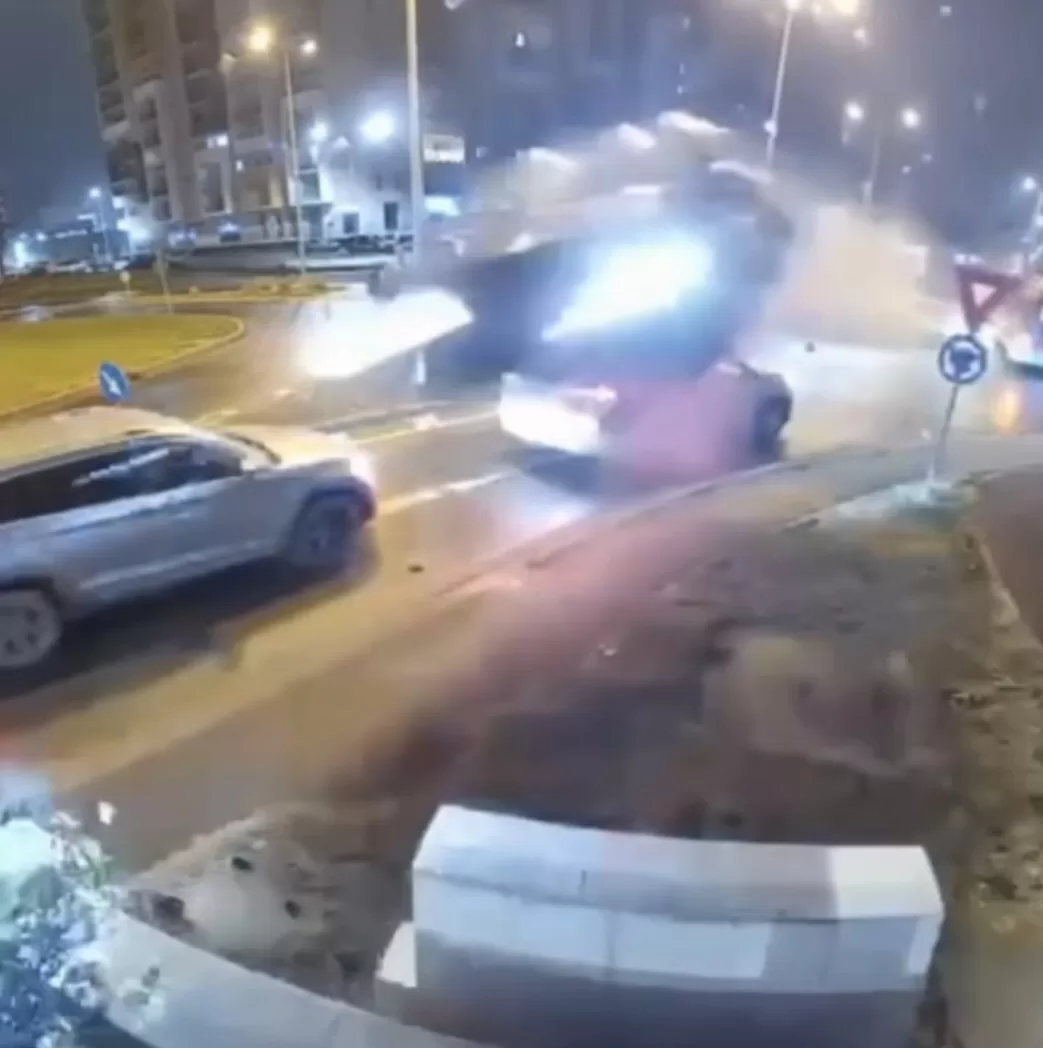🚗💥 SCENE DE FILM! Mercedes ZBOARĂ peste sensul giratoriu și peste DOUĂ mașini – Imagini INCREDIBILE! 😱🎬