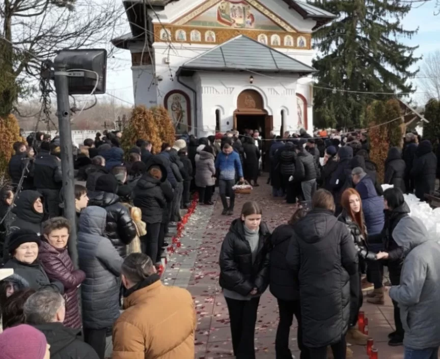 Sute de oameni i-au condus pe ULTIMUL DRUM pe cei doi tineri de 18 și 19 ani!🕯️🖤