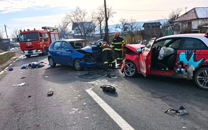 Două mașini SPULBERATE în impact, șoferii DUȘI DE URGENȚĂ la spital! 🚑😱