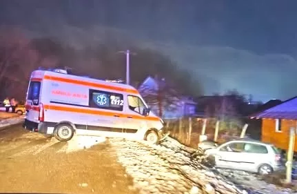 Ambulanță intrată FRONTAL într-o mașină! Trei victime, printre care și paramedicii salvatori!