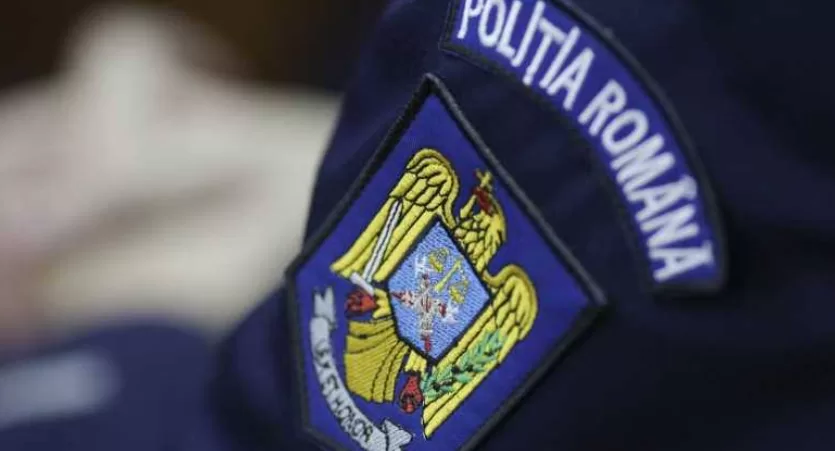 O femeie în vârstă de 68 de ani a fost atacată și jefuită în scara unui bloc