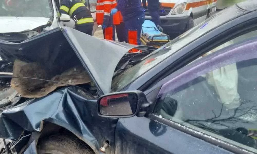 ACCIDENT GRAV în Albota! Două victime, DESCARCERARE și spital