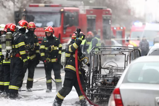 ⚠️ Atenție, părinți și șoferi! „Mașina” de 5.000€ care s-a făcut scrum în București este, de fapt, un vehicul din plastic cu baterie pe plumb! 😱🔥🚗