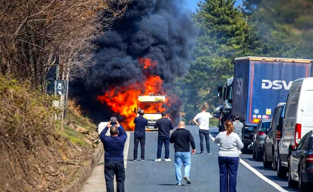 O ambulanță a ars ca o torță pe DN 28! Echipajul s-a salvat în ultima secundă din flăcări