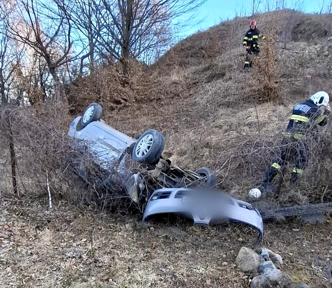 🚗💥 ȘOCANT: A „aterizat” cu mașina direct într-o prăpastie după un impact violent! 😱