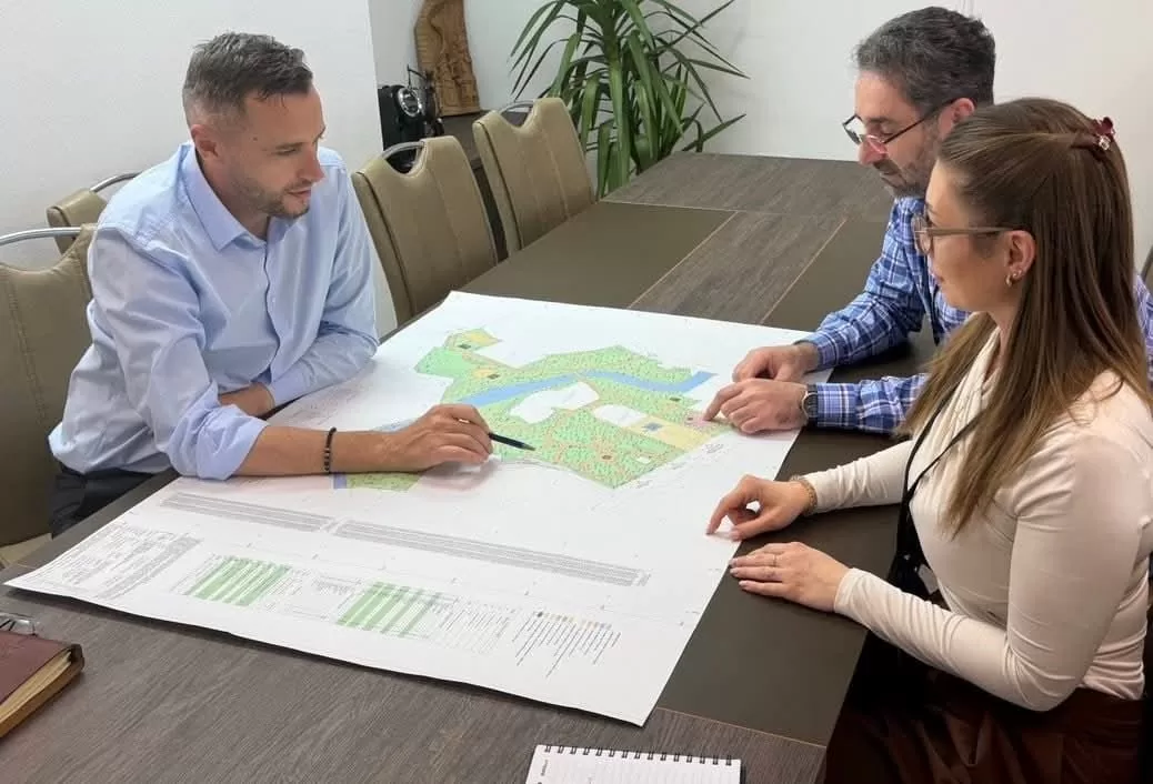 🚀 INVESTIȚIE DE MILIOANE în Găești: Parcul Central și malurile pârâului Sabar se transformă radical! 🌳