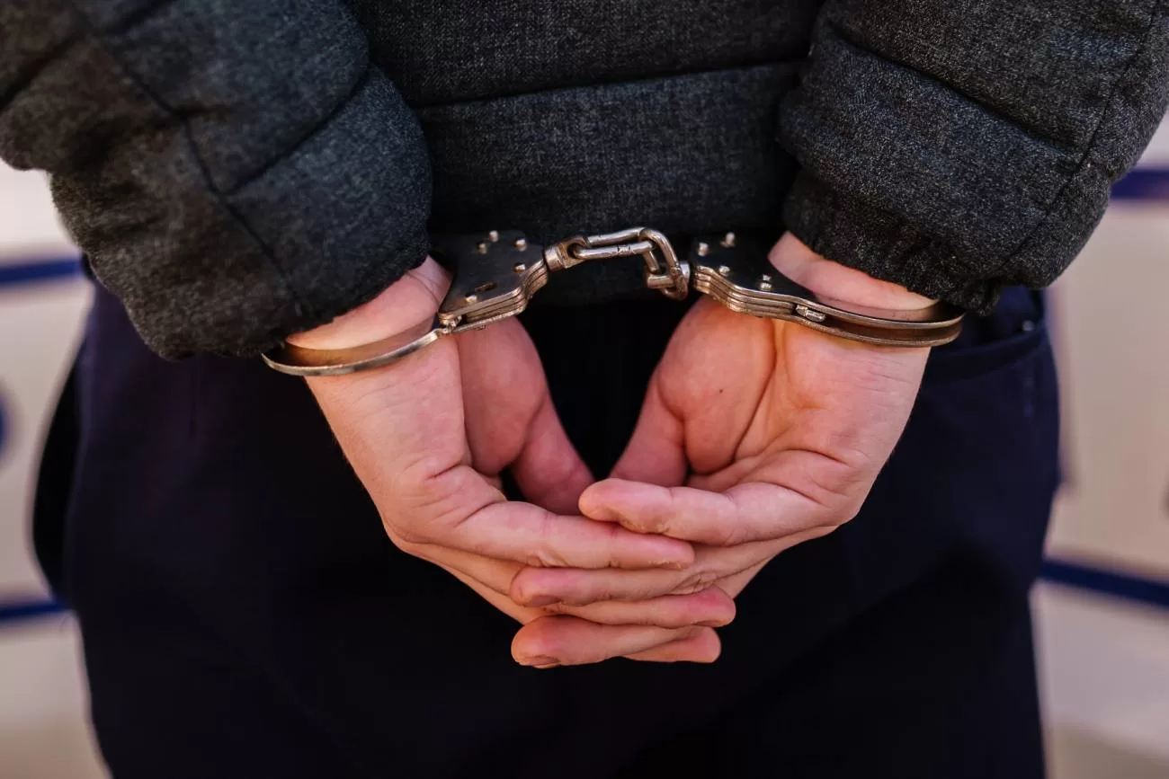 🚨 CONDAMNAT LA ÎNCHISOARE! Un bărbat din Găești, ridicat de polițiști și dus direct în spatele gratiilor pentru evaziune fiscală! ⚖️🚔