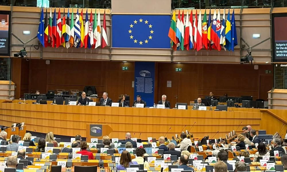 🇪🇺 Dâmbovița la masa deciziilor europene! Corneliu Ștefan aduce oportunități majore direct de la Bruxelles pentru viitorul județului! 🚀💼