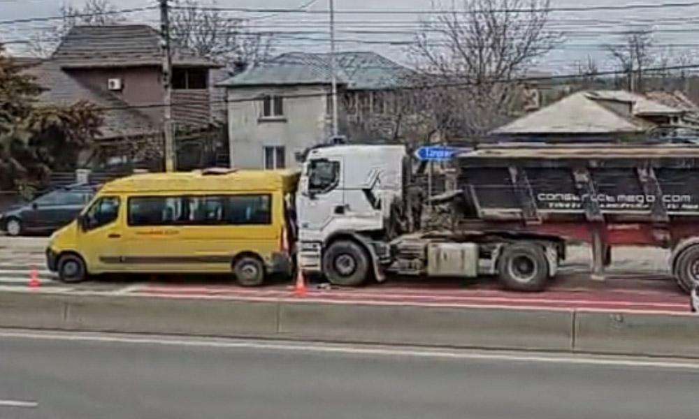 🚨 Plan roșu în Dâmbovița: Microbuz școlar lovit de un camion la Tărtășești