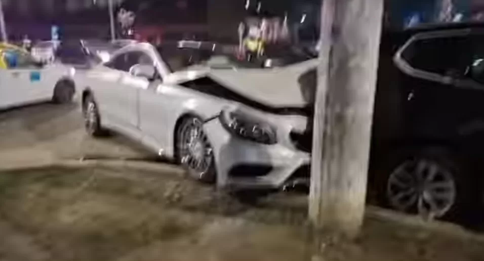 🚨💥 Prăpăd în Micro 6! O șoferiță de 20 de ani a făcut praf patru mașini pe Bulevardul Unirii! Doi răniți duși de urgență la spital! 🚑😱
