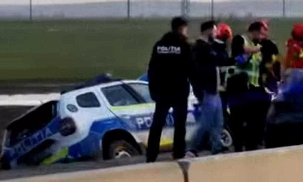 🚨 DE GROAZĂ PE DN5! Autospecială de poliție SPULBERATĂ în misiune de un șofer imprudent! 🚔🚑 Doi agenți au ajuns de URGENȚĂ la spital! 👮‍♂️🏥