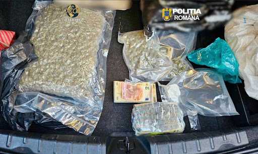 Captură record: 1,2 kg canabis, cocaină și bani confiscați de la un tânăr de 27 de ani!