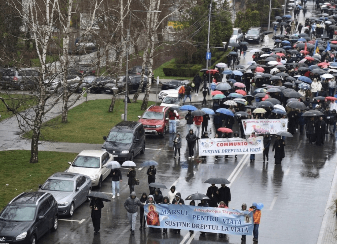 Peste 1.500 de tineri au înfruntat ploaia la Târgoviște pentru Marșul pentru Viață 2026!