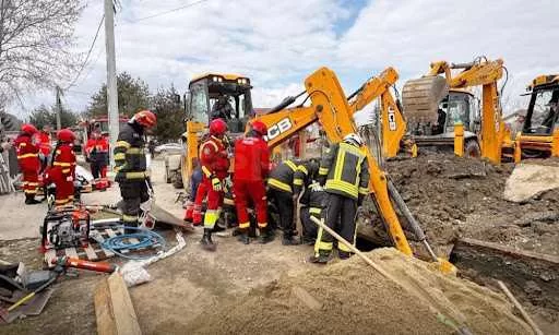 🚨 INTERVENȚIE DE URGENȚĂ în Bascov: Muncitor surprins sub un mal de pământ! 🚜