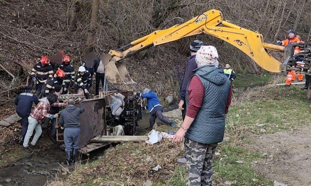 Intervenție dramatică în Argeș: Bărbat strivit sub un utilaj răsturnat într-un pârâu!