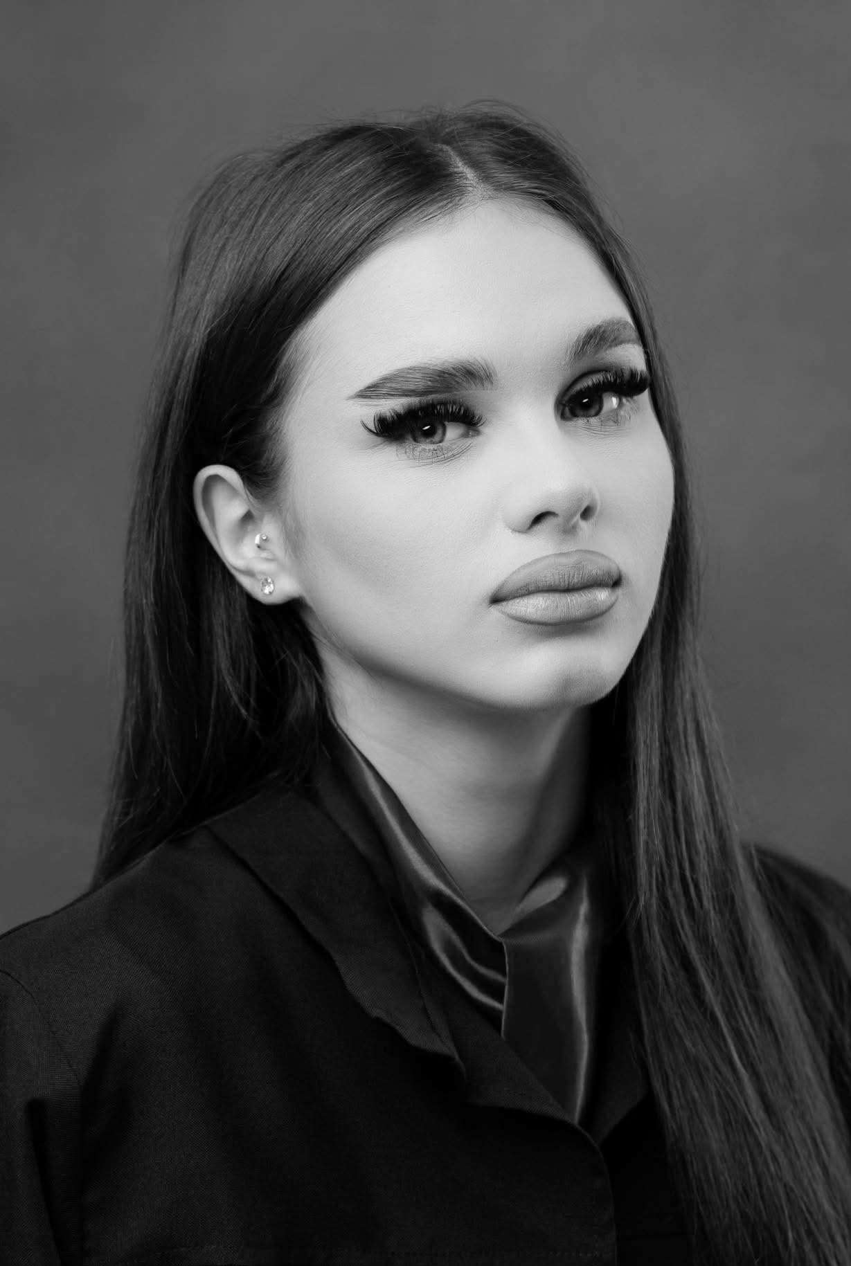 Doliu imens în Câmpulung! Crina, eleva de 18 ani care a căzut de la etajul 5, plânsă de toți