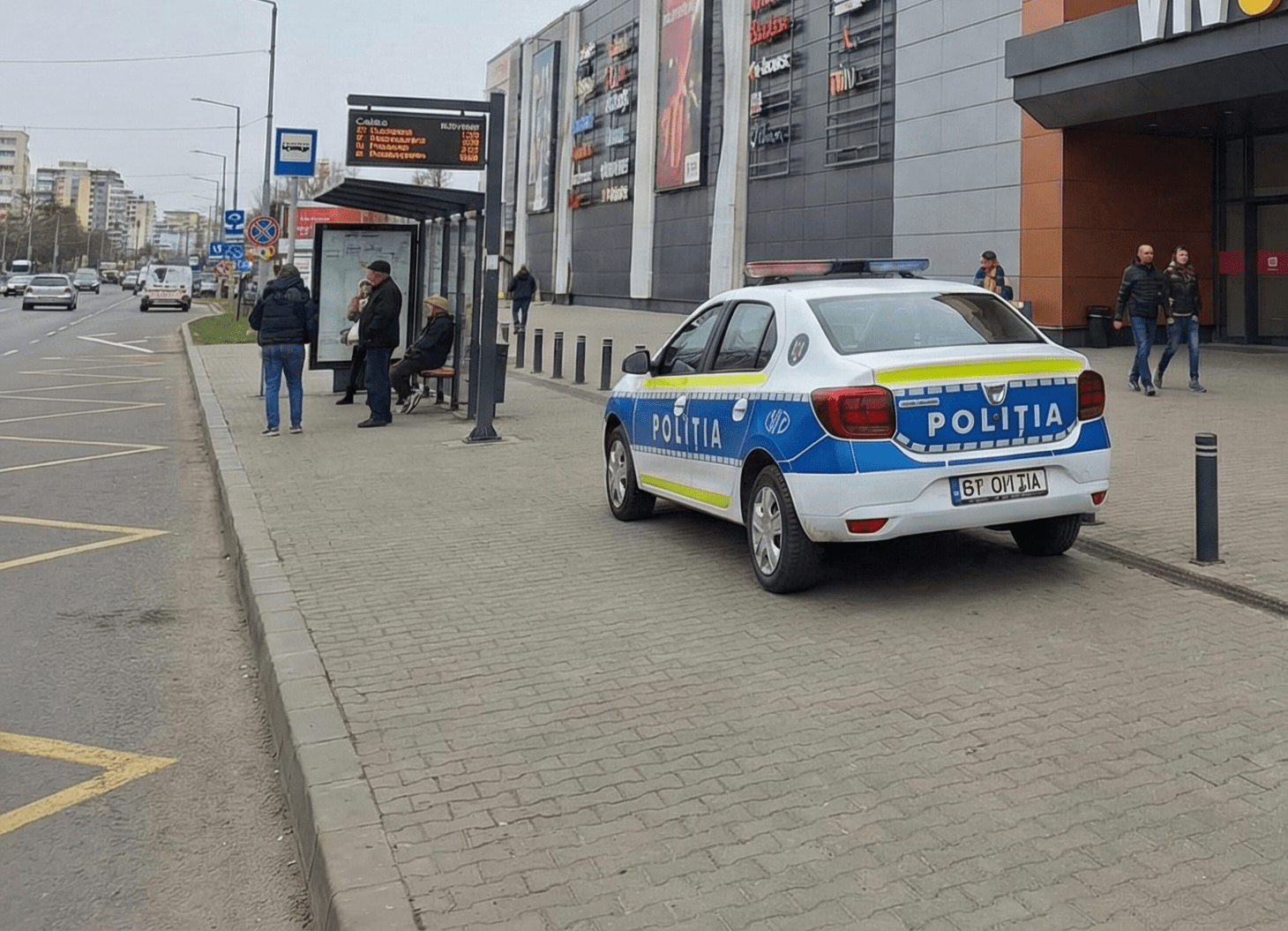Adolescent de 14 ani, arestat preventiv după un atac cu briceagul la un mall din Pitești!