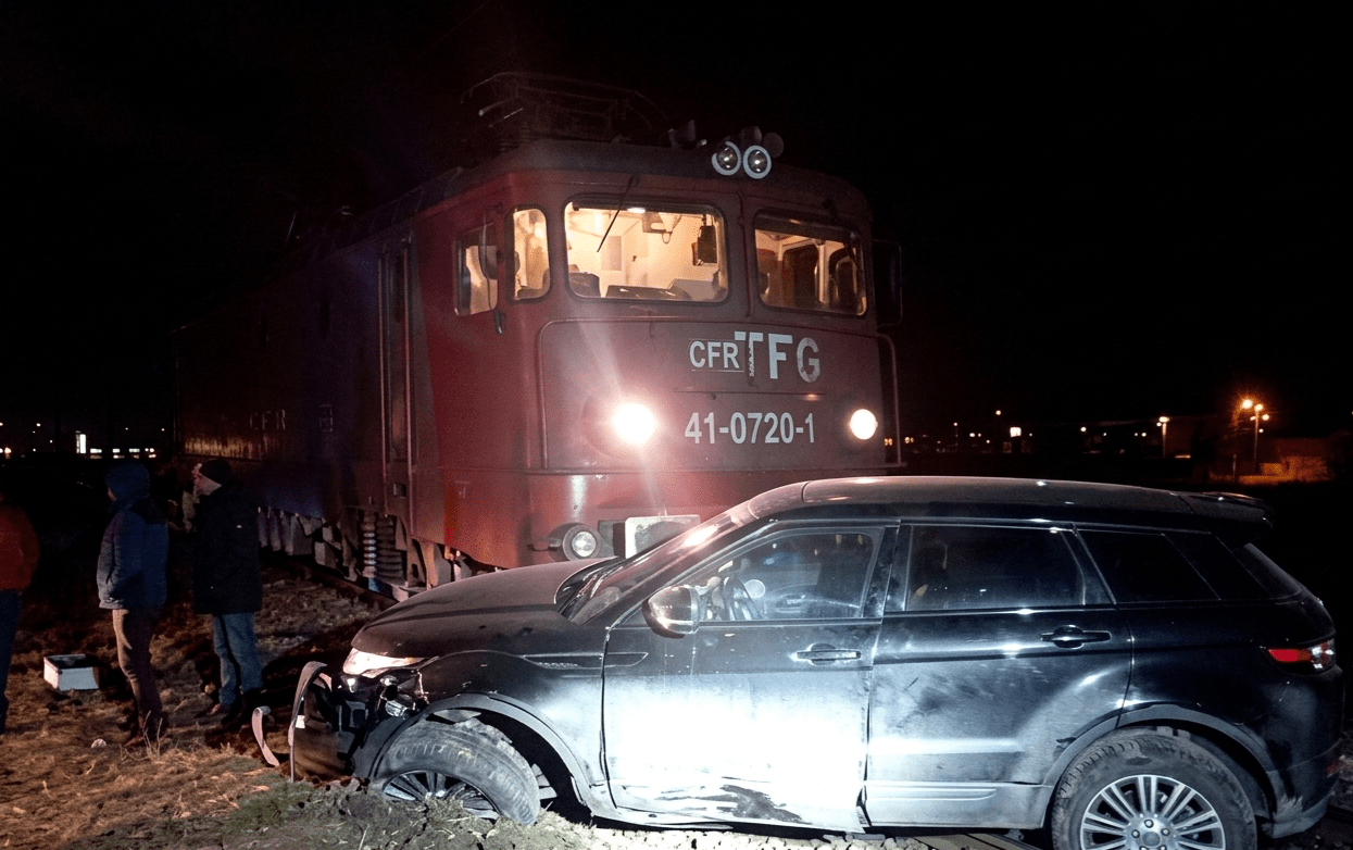 Mătăsaru: Mașină lovită de tren în haltă! O persoană rănită, 80 de călători implicați