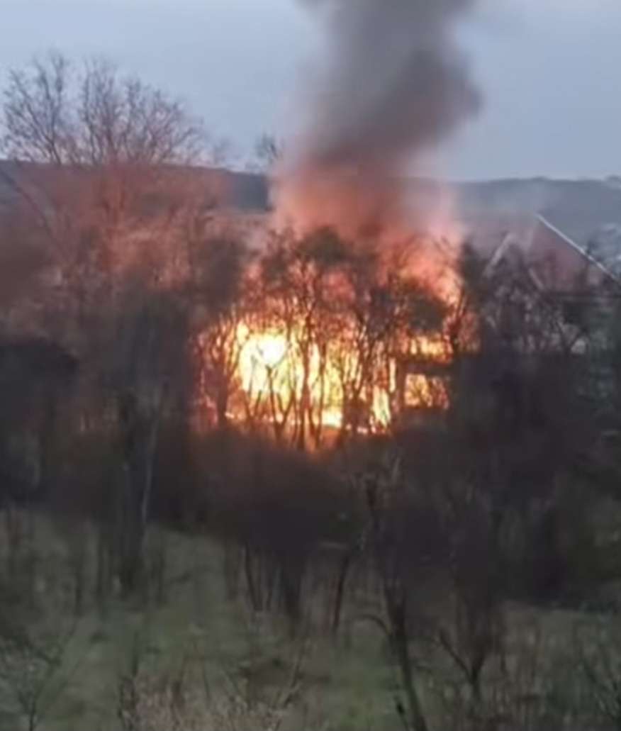 Tragedie în prag de sărbători: Casă cuprinsă de flăcări în Valea Voievozilor!