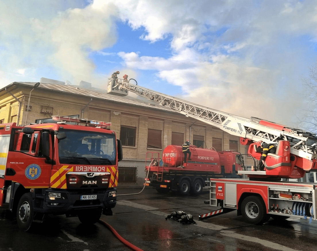 INCENDIU VIOLENT ÎN CÂMPINA: Fostul Institut de Petrol și Gaze a fost cuprins de FLĂCĂRI!