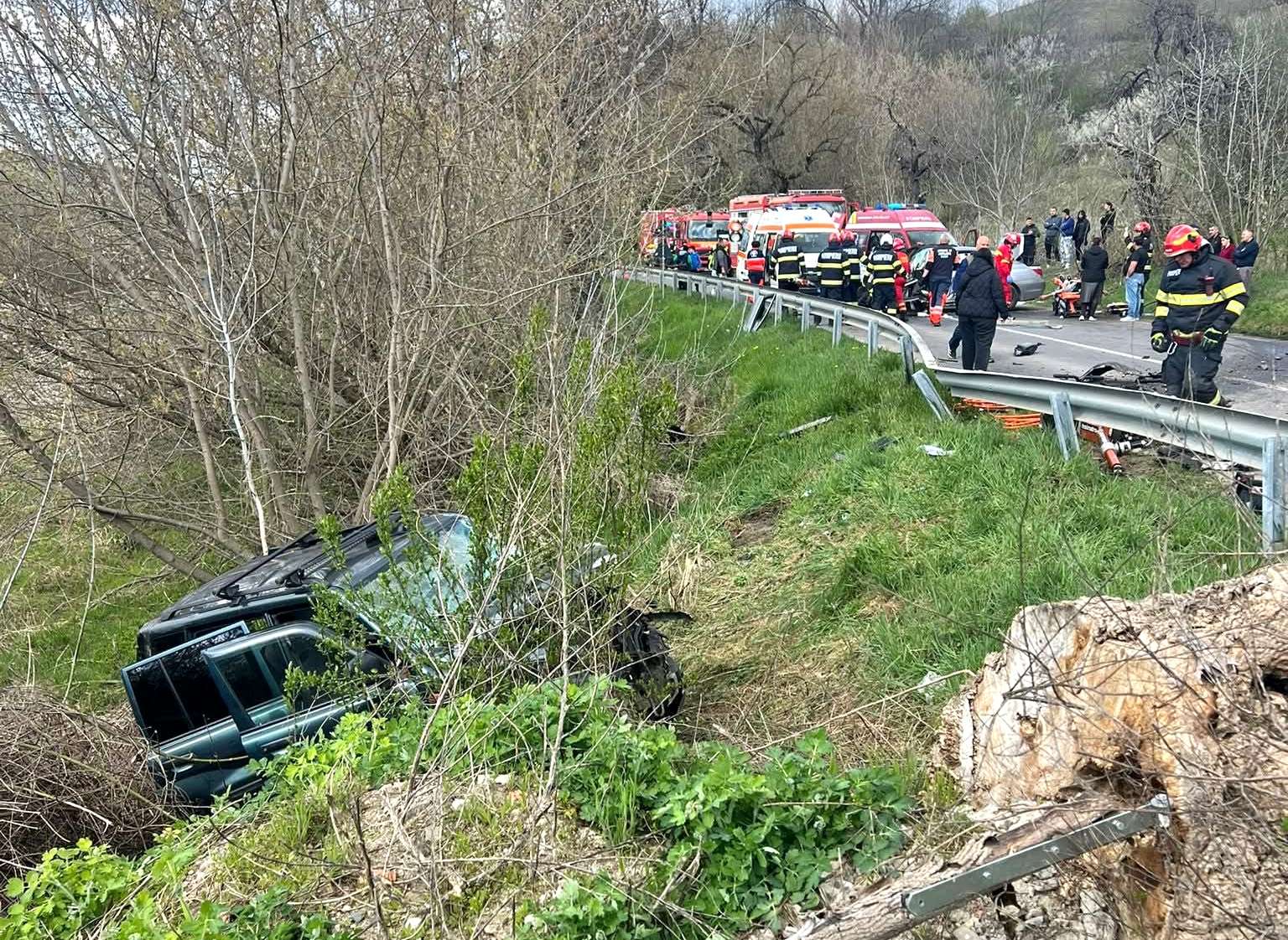 Plan ROȘU de intervenție în Vinerea Mare! Accident groaznic cu 7 victime și elicopter SMURD