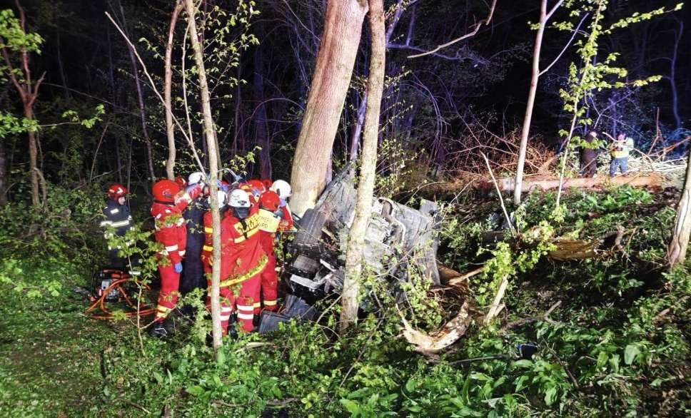 Tragedie pe DN 1M: Doi tineri de 20 de ani au murit după un impact violent cu un copac!