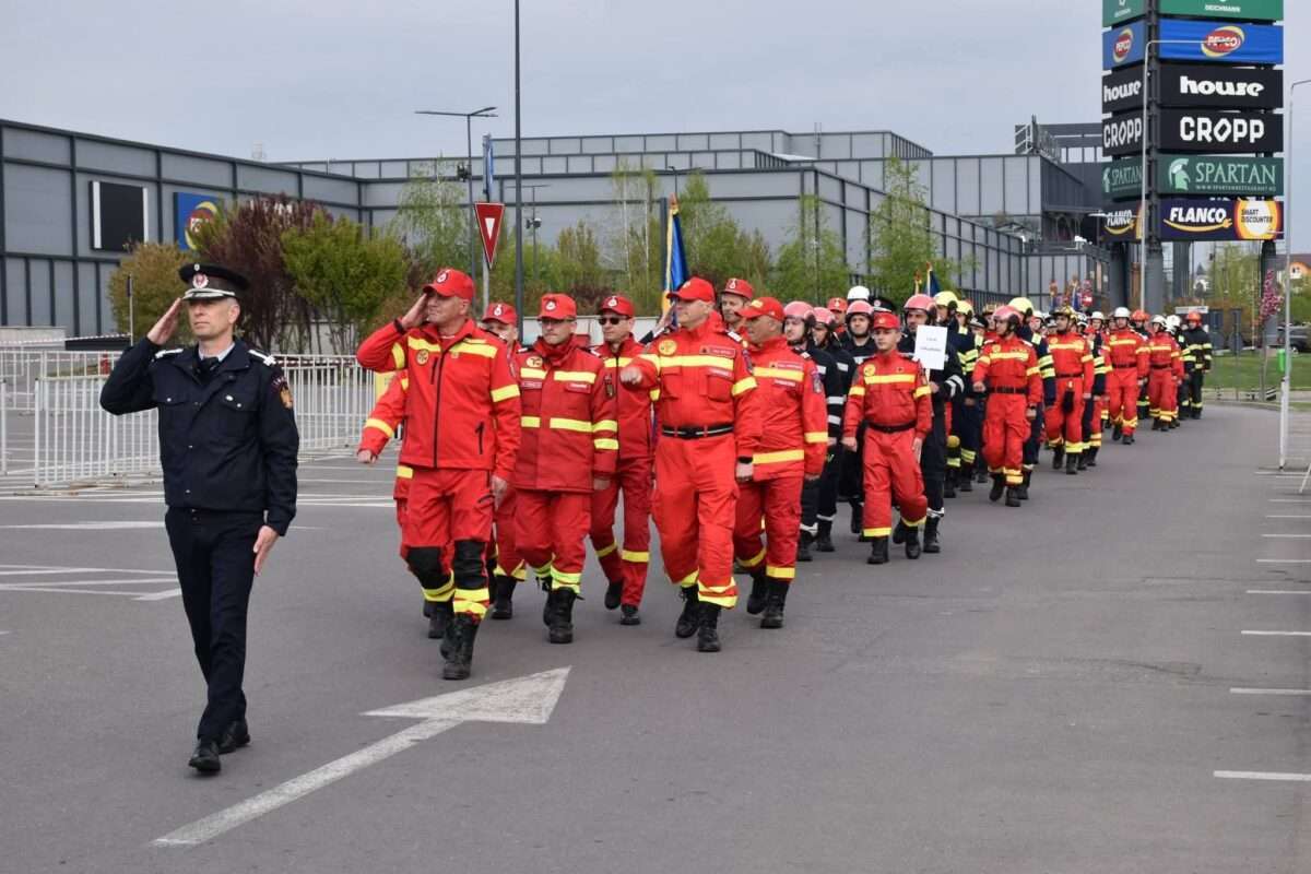 Salvatorii din 6 județe se luptă contra cronometru! Demonstrații de descarcerare la Dâmbovița Mall