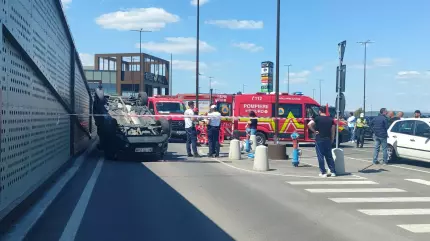 Accident bizar în Pitești: Mașină răsturnată pe plafon într-o parcare de mall după un viraj