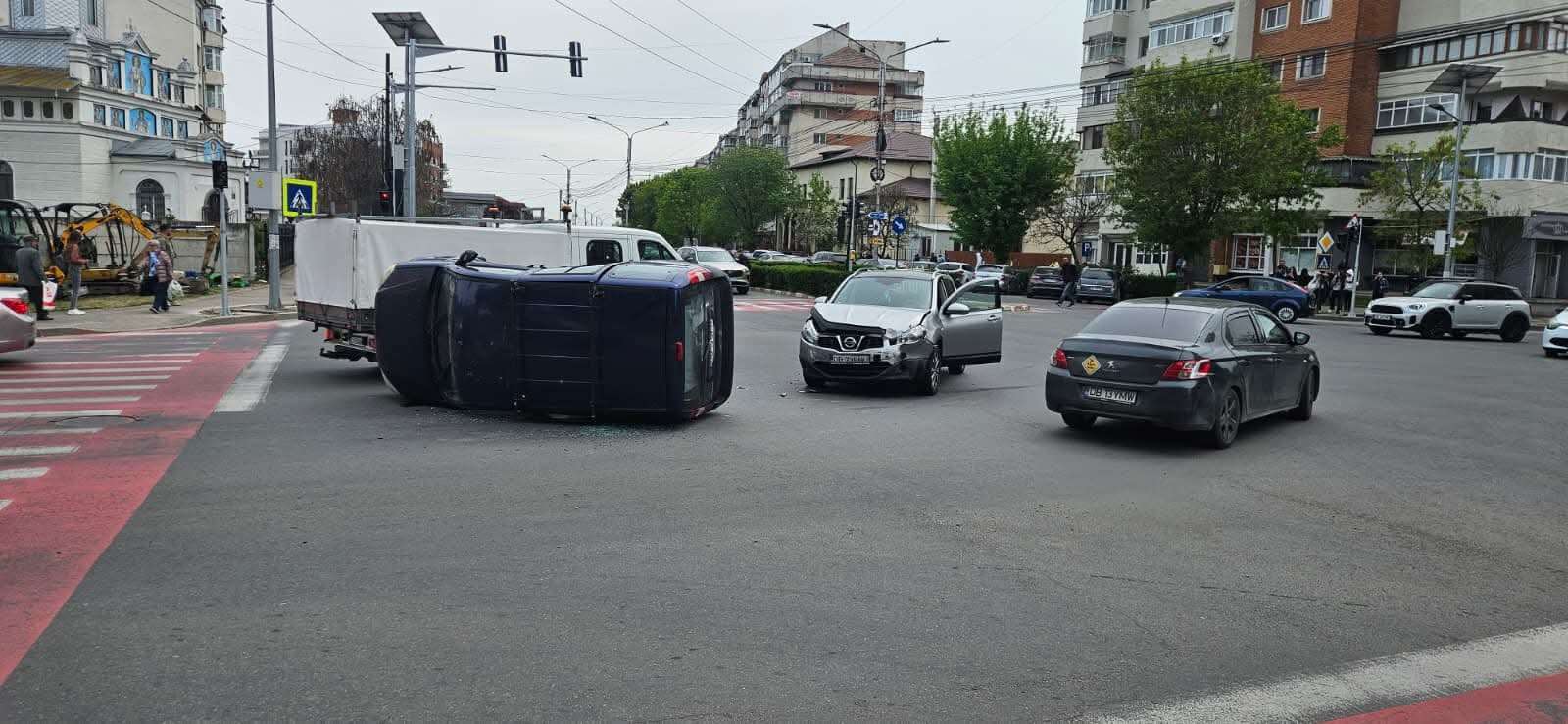 Mașină răsturnată în plin centrul orașului: Intervenție de urgență a pompierilor!